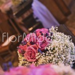 Addobbi romantici con rose, velo da sposa e lavanda