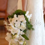 Bouquet cascante con orchidee bianche