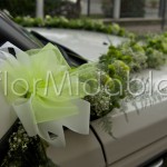 ghirlanda floreale per decorazione auto sposi con fioriture verdi