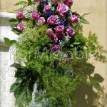 Composizioni in abbellimento del portale esterno della chiesa con rose e lavanda