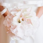 Bouquet a boule con calle e ortensie rosa cipria