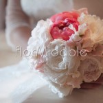 Bouquet romantico con peonie avorio e corallo