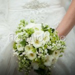 Bouquet bianco primaverile con ranuncoli e lillà