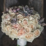Bouquet con rose avorio e succulente