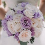 Bouquet da sposa romantico con rose lilla