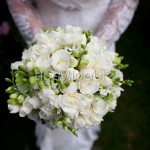 Mazzolino da sposa con fresie e roselline bianche