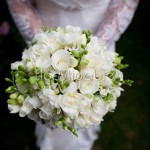 Bouquet profumato con fresie, rose e fiori d'arancio