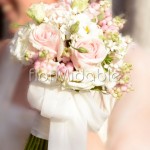 Bouquet di settembre con rose e bacche rosa cipria