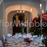 Candelabri centrotavola con candele a stelo e fioriture estive