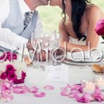 Addobbo del tavolo degli sposi con moltitudine di bouquet fioriti