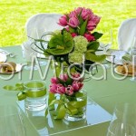 Centrotavola colorato con mix di vasi di vetro e bouquet 