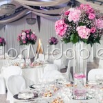 Centrotavola su vasi alti con ortensie, rose e velo da sposa nelle tonalità del rosa