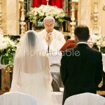 Addobbo elegante della chiesa per matrimonio stile classico