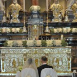 Addobbo chiesa con cordoni floreali a motivi geometrici