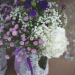 Addobbo del tavolo buffet con fioriture viola, lilla e bianche