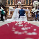 Un allestimento romantico in bianco puro per cerimonia religiosa