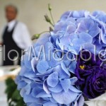 Addobbo con ortensie lilla e lisianthus viola
