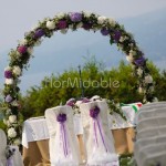 Arco floreale per cerimonia civile romantica nel parco
