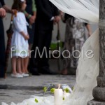 dettagli floreali bianchi e verdi e drappeggi in organza