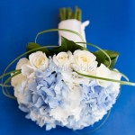 Bouquet dolce con ortensie azzurre e roselline bianche