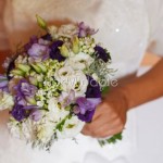 Bouquet da sposa campestre con fresie lilla e lisianthus viola