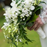 Bouquet stile princesse con piccoli fiori bianchi e forma a goccia
