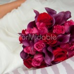 Bouquet con rose e calle dai colori intensi