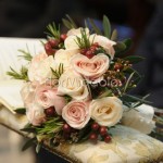 Bouquet invernale con rose cipria e bacche amaranto