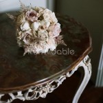 Bouquet romantico con rose e astilbe cipria