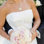 Bouquet classico con rose avorio e cipria