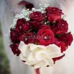 bouquet elegante con calle bianche e rose rosse