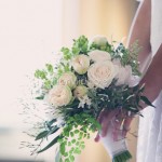 Bouquet delicato con rose da giardino e capelvenere