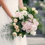 Bouquet in stile inglese con peonie e rse garden