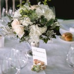 Centrotavola elegante su alzatine di argento con rose e orchidee avorio