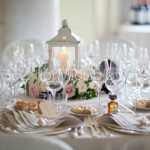 Centrotavola con lanterne e fiori rosa cipria