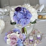 Boule di vetro centrotavola con bouquet di ortensie e rose