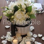 Cestini centrotavola per addobbi con peonie bianche e camomille