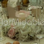 Centrotavola con ghirlanda floreale e vaso portacandela