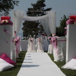 Addobbo per matrimonio estivo all'aperto nelle tonalità del fucsia e rosa
