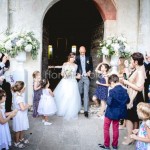 L'uscita degli sposi dopo la cerimonia sul lago Maggiore