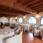 Ricevimento elegante con fiori bianchi e calici Martini