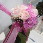 bouquet romantici per abbellimento sedute con rose cipria e tocchi di fucsia